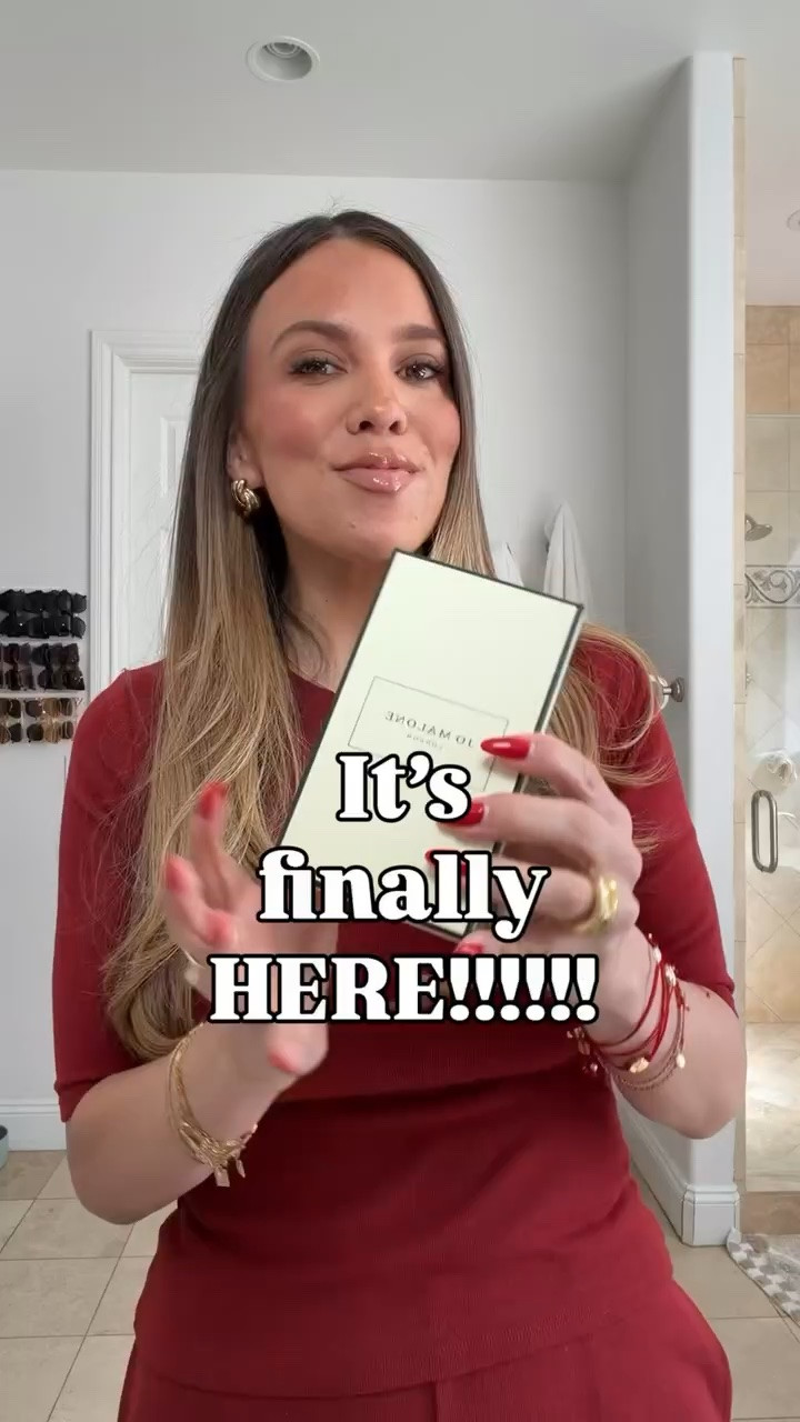 It’s finally here and it is perfect! The bow is the cutest addition to the most perfect bottle!