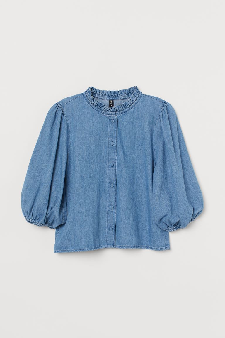 Blusa en denim lavado de algodón. Cuello pequeño con borde de olán, botones forrados al frente... | H&M (US + CA)