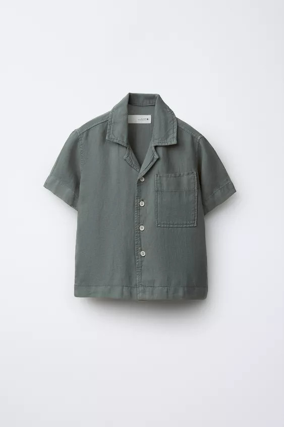 Bowling shirt with a lapel collar and short sleeves. Features a button-up front and a patch pocke... | Zara UK