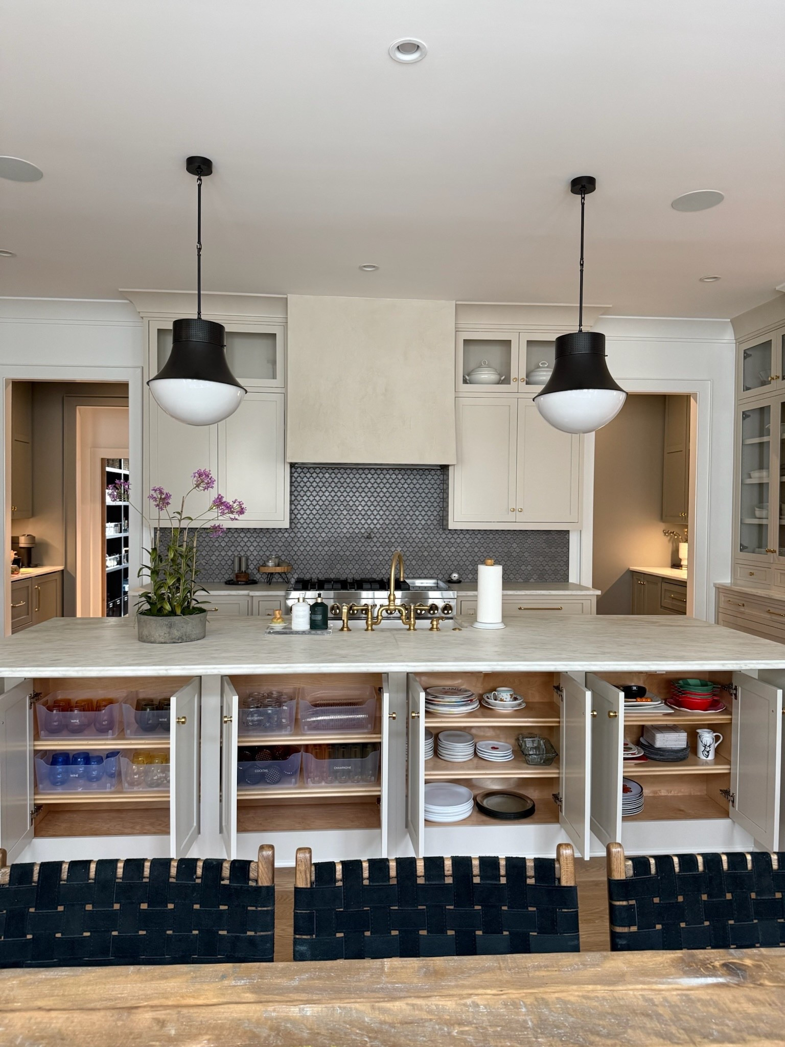 Imagine this: you got the keys on Monday. And by Saturday? Guests were over.

All because your kitchen was:
✔️fully unpacked
✔️zoned intentionally 
✔️entertaining-ready

📦 Ready to be settled immediately after your next move? DM us for more info on our unpacking service.

#LTKHome