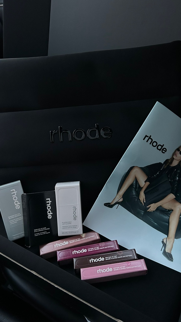 omg im obsessed @rhode @haileybieber 🖤 

-
products linked in my shopmy! #explore #rhode #unboxing #rhodepr #rhodebirthday #birthdaycollection #prhaul #haileybieber