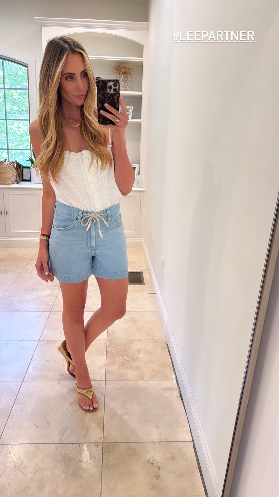 I am obsessed with the tie detail on these shorts. It's such a cute little touch that makes them feel a bit more elevated than your everyday denim shorts. @leejeans #LeePartner