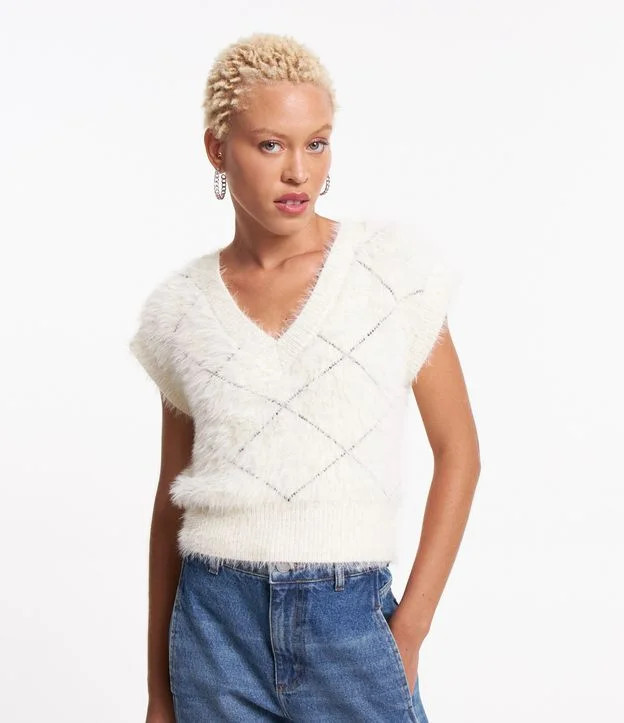 Colete em Tricô Peluciado com Estampa Xadrez Off White | Renner (BR)