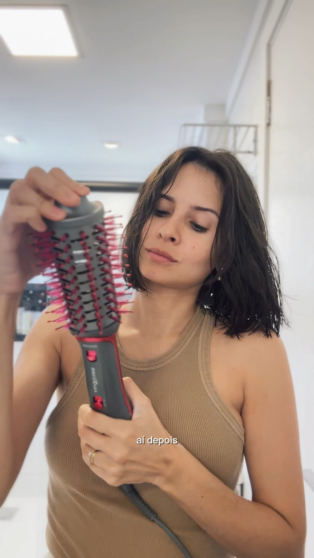 Como eu seco meu cabelo curto e deixo ele lisinho assim. Efeito de escova em casa. Tenho amado essa aí, que possibilita tirar a cabeça e ela vira um secador. E achei o preço dela ótimo! 

#LTKbrasil #LTKbeleza