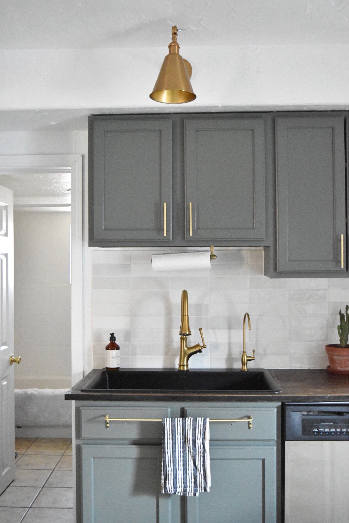Kitchen sources 🤩 Paint color is Night Owl by #sherwinwilliams #hardware #kitchen #sconce #brushedgold #goldhardware #faucet #amazon #amazonhome

#LTKFind #LTKhome