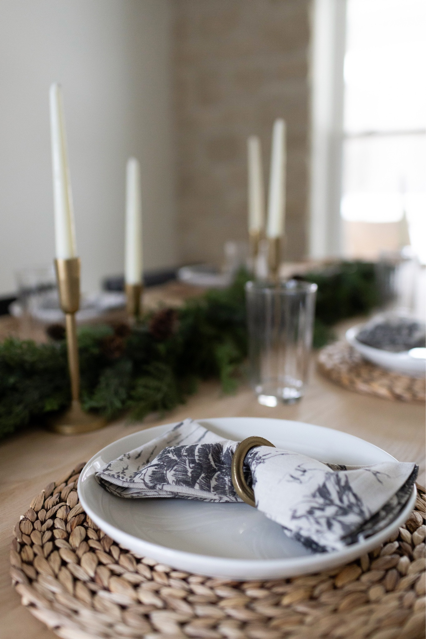 Neutral dining room Christmas decor 

#LTKHoliday #LTKhome #LTKSeasonal