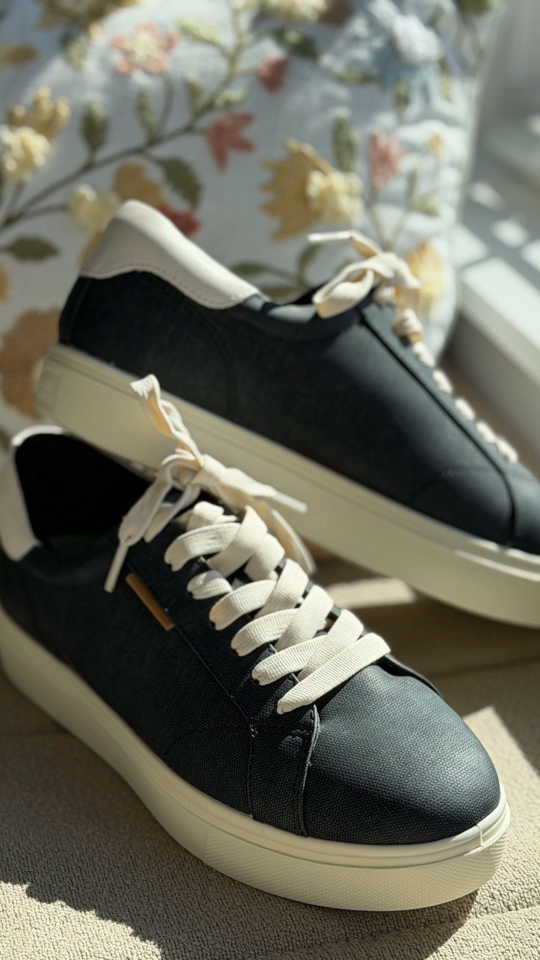 Dr Scholls gave us the best summer shoe!
Wider toe base, lightweight & arch support👟
#drscholls #sneakers #shoes #footwear

#LTKSaleAlert #LTKootd #LTKActive