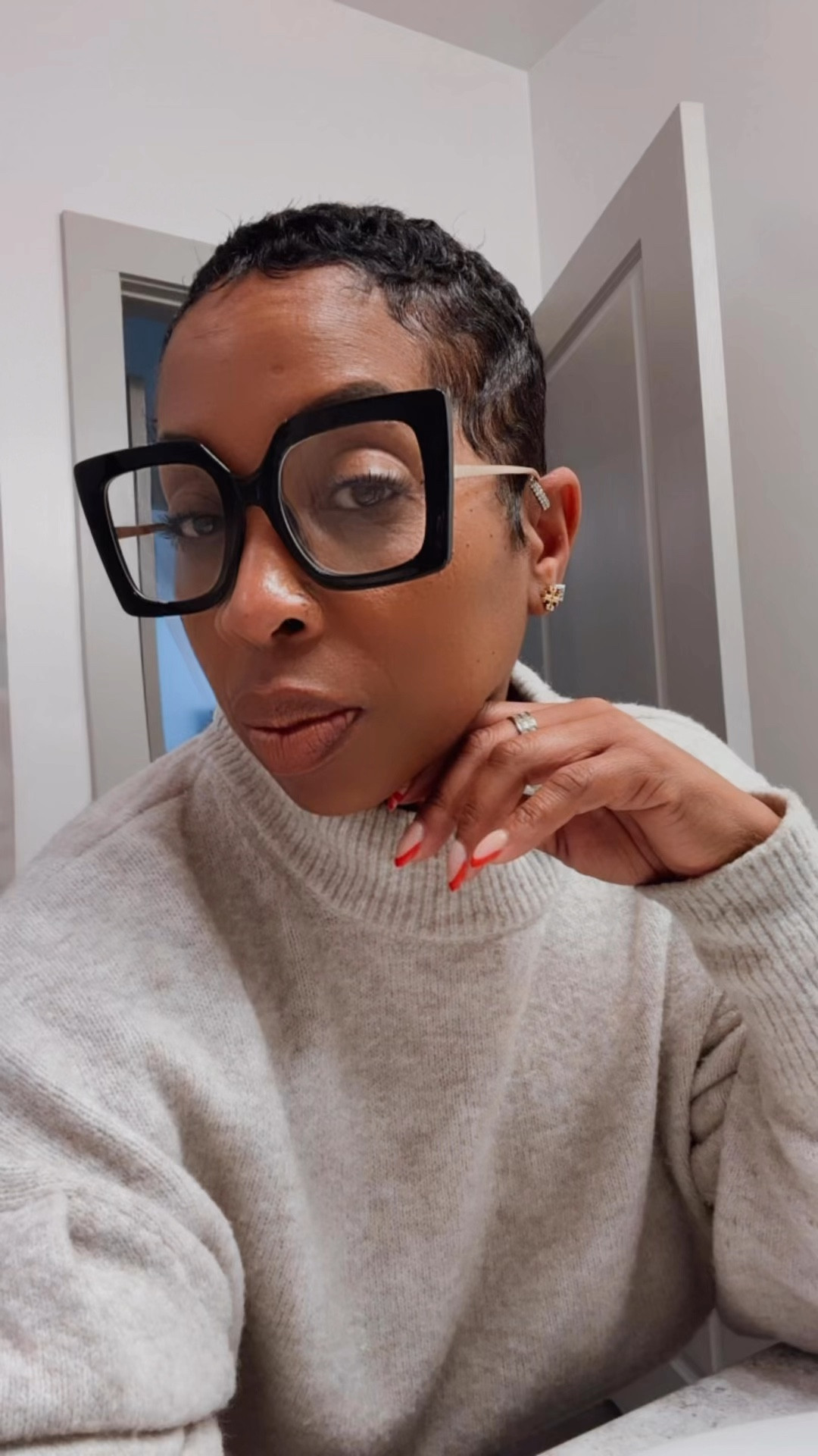 Oversized eyeglasses. These
make a statement.

