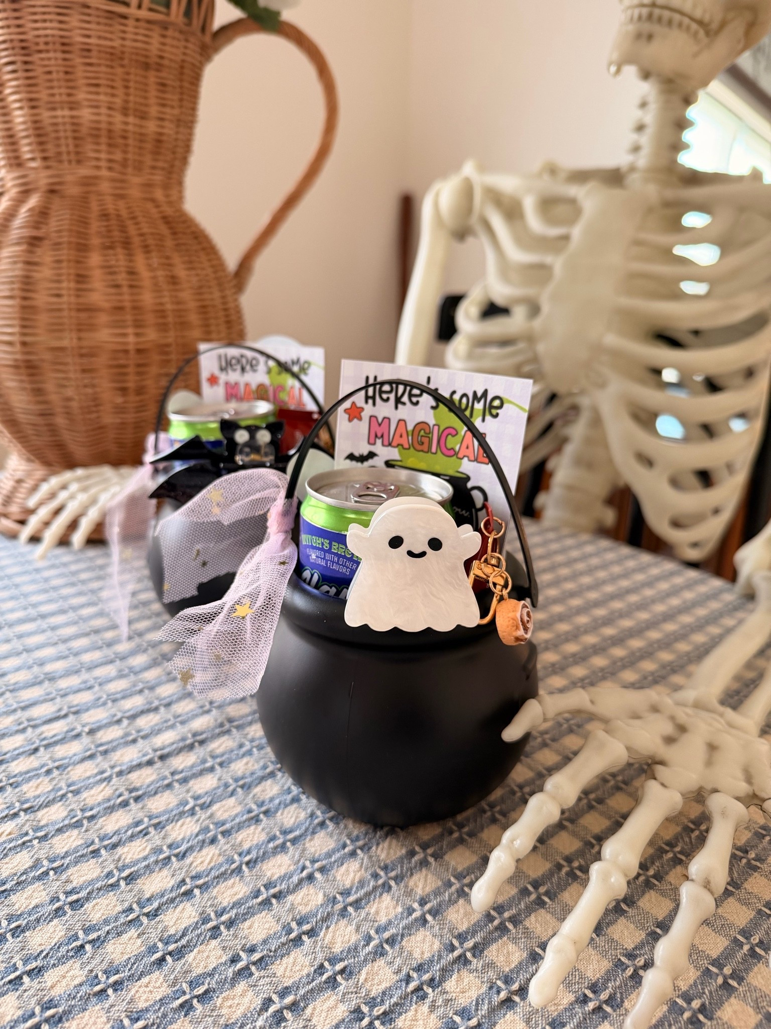 These mini cauldron pails from @Walmart are back and so amazing! They make the perfect gifting container especially for teachers or besties