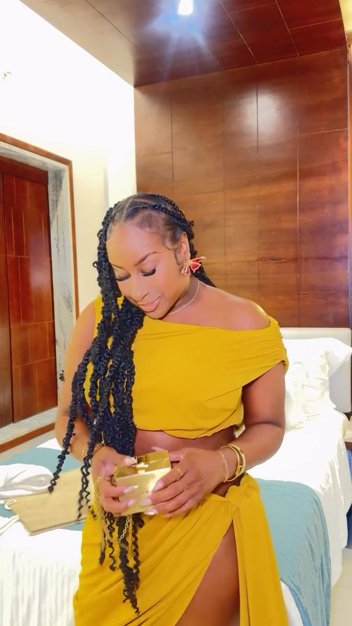 And just like that….#BlackGirlMagic 🪄✨

Happy Juneteenth, sweets! Clumsy #GRWM before heading out. 😉❤️💚🖤