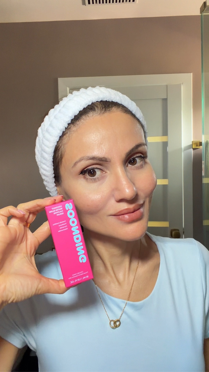 𝐑𝐞𝐝𝐧𝐞𝐬𝐬? 𝐆𝐨𝐧𝐞. 𝐆𝐥𝐨𝐰? 𝐎𝐧. ✨

The SOONDING Coconut Water Glow Calming Serum instantly soothes, hydrates, and strengthens the skin barrier for a calm, glass-skin glow 💧✨

Made with coconut extract, panthenol, centella cica complex, and niacinamide, it gives deep hydration without any stickiness — perfect for sensitive skin 🌿

Vegan-friendly, non-comedogenic, and gentle enough for daily use 🤍

@soonding.official

#soonding #jellyserum #coconutserum #rednessrelief #kbeauty #skincare #glassskin #hydratedskin #calmingserum #LTKBeauty #LTKCreator #UGCBeauty