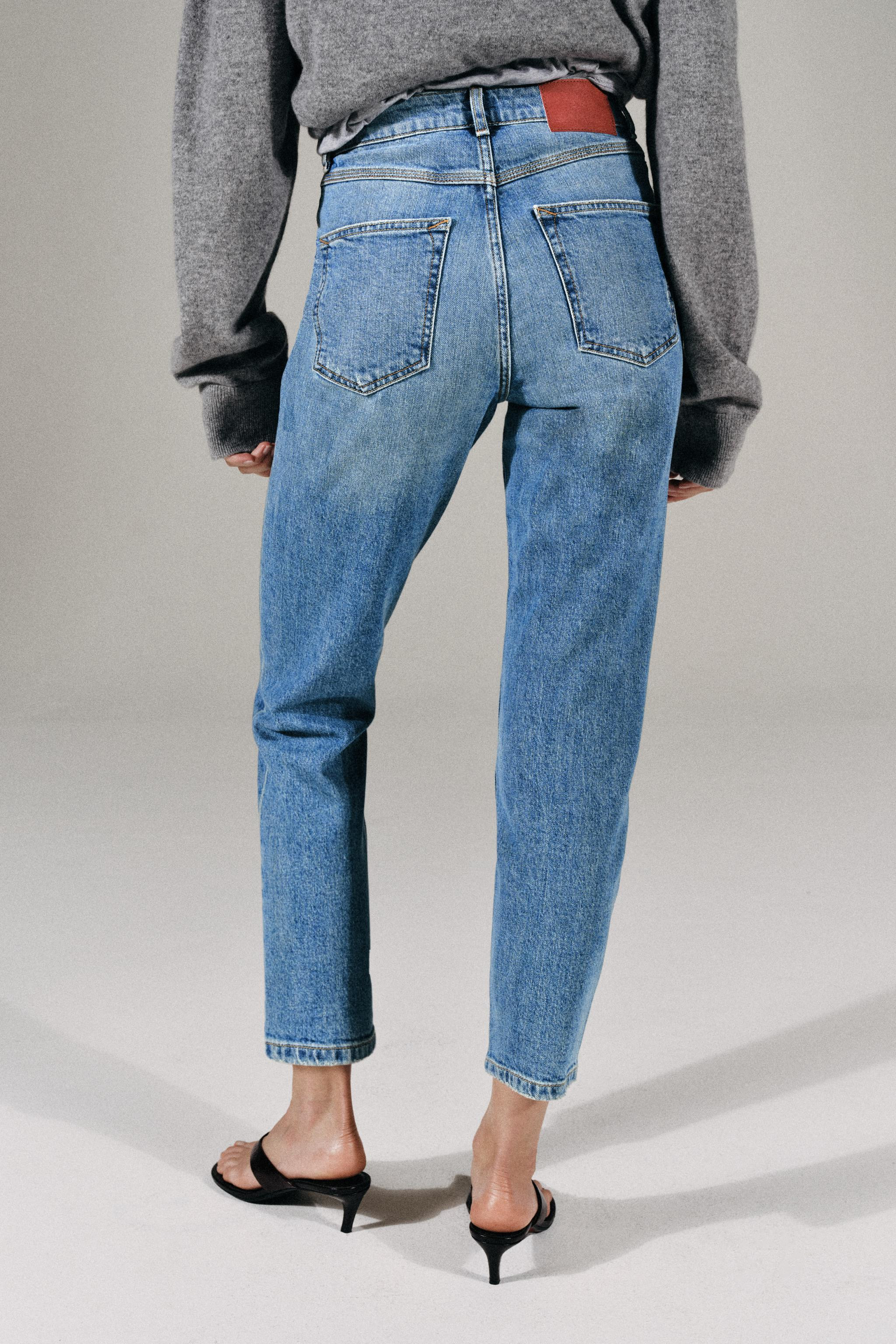 HOHE TAILLE \u2013 SLIM-FIT MOM-BEIN \u2013 KN\u00d6CHELLANG \u2013 COMFORTFive-Pocket-Jeans mit ... | Zara DE