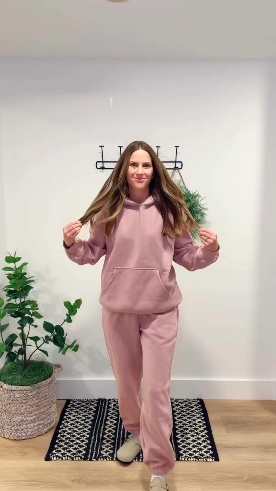 How cute is this matching set?! I sized up to M for a cozier oversized feel and I’m obsessed! 🤩 This might be my new uniform for school drop off on chilly mornings.