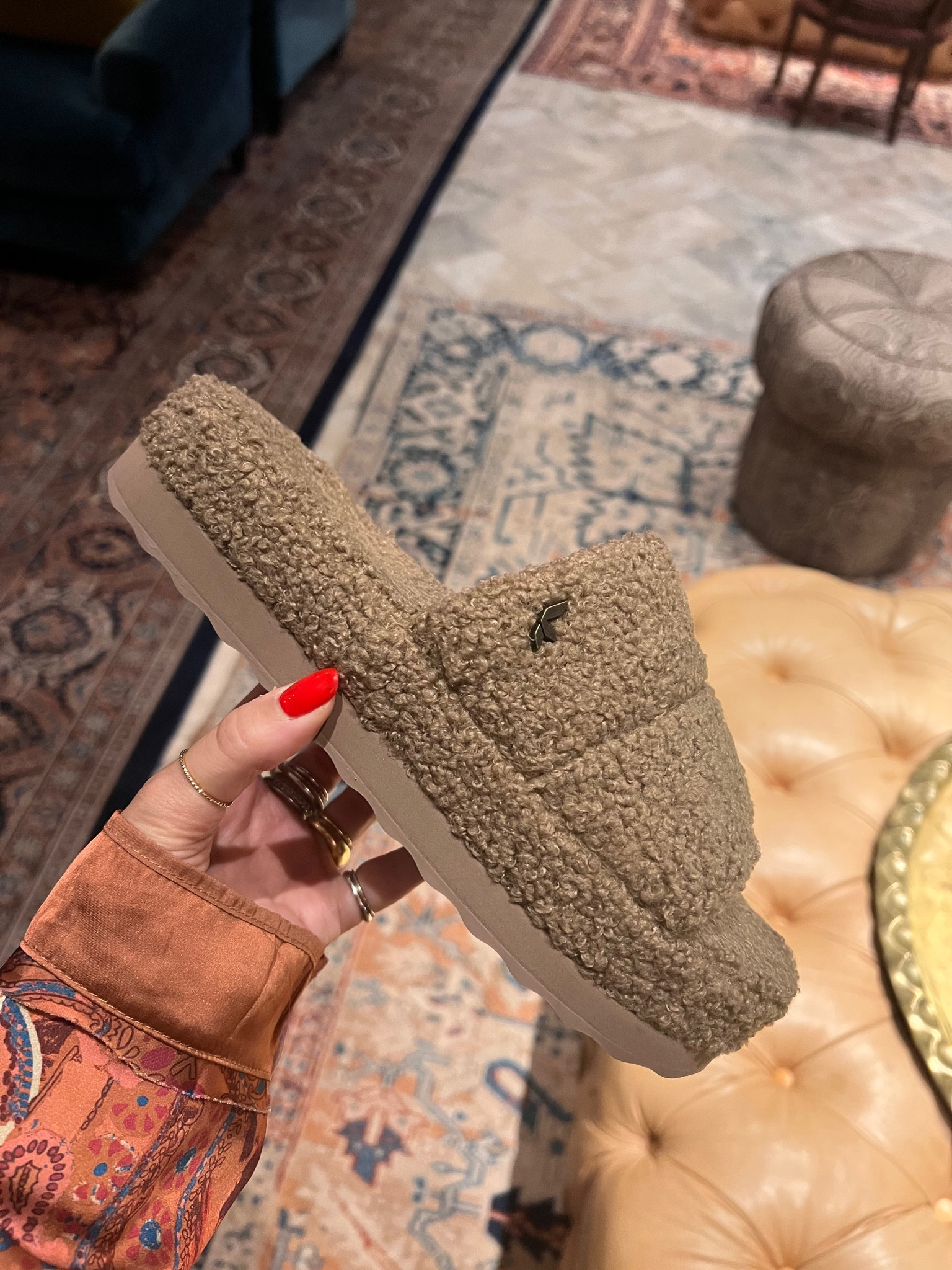 It’s officially slipper season 🤎 Love our new in pairs from @koolaburra #koola #ad