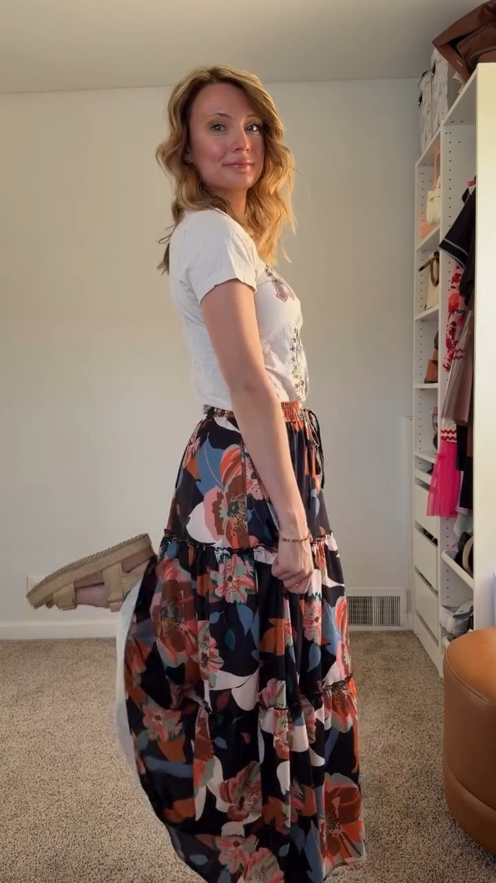 Pulled out one of my fave maxi skirts and a graphic tee for work the other day. Love a comfy outfit that is still elevated. Don’t sleep on maxi skirts!