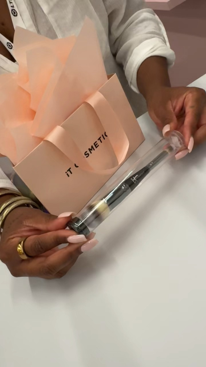 The It Cosmetics VIRAL brush! 🩷 Every celebrity makeup artist is always trying to get their hands on this. The amazing thing about this brush is the dual-sided feature. The smaller side is great for spot treatment, concealing & dabbing in those problem areas. The larger point is perfect for fluffing around, foundation & blending. Truly the ALL YOU NEED makeup brush! 

 #LTKCon #LTKStyleTip #LTKBeauty