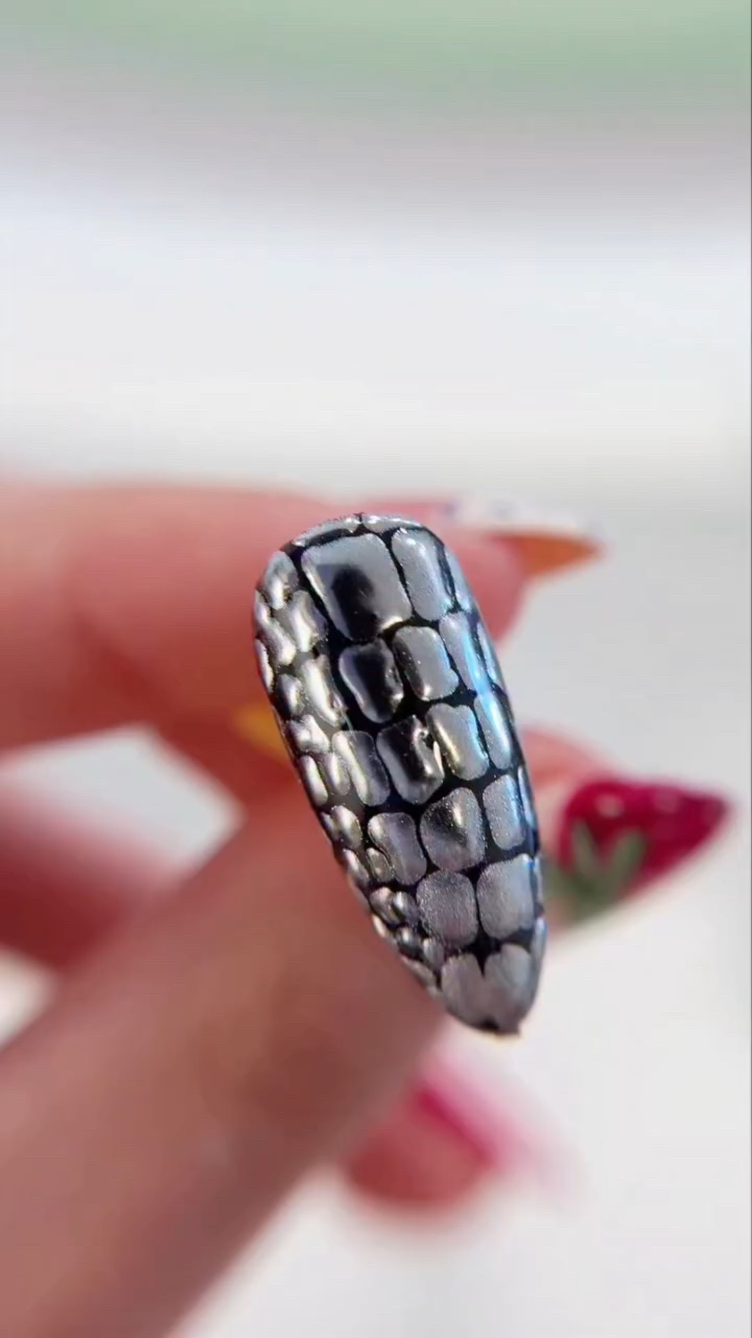 Metallic gator skin yes pleaseee

Products & codes:

@chaunlegendnails discount code PRETTYBYBRIT
-Black Diamond
-Non wipe top coat

@saviland_official discount code PRETTYBYBRIT
-Silver chrome

Matte chrome proof top coat linked in my Amazon storefront🔗

#tutorial #nailtutorial #chrome