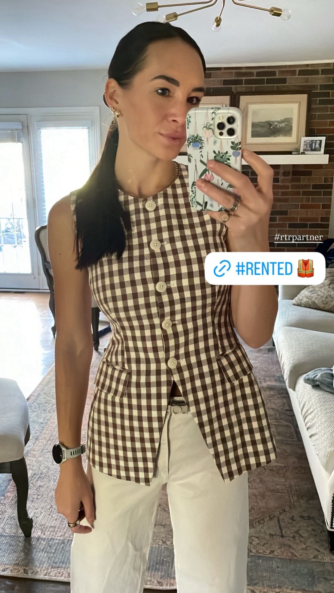 Veronica Beard Vest
Loewe belt
Ivory Jeans 