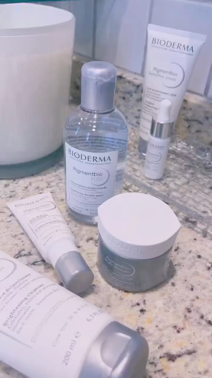 Q uem aí também ama rotina descomplicada? Bom, ainda por cima quando se está em processo de clareamento de manchas no rosto. Estamos falando aqui de quatro produtos incríveis da linha Pigmentbio da @biodermabrasil, isso mesmo quatro produtos para uma rotina diurna e noturna. Bom, como mostrei nos stories, de manhã você vai lavar o rosto com a espuma de limpeza Pigmentbio Foaming cream clareadora para rosto e corpo, ela tem microesferas que fazem uma renovação celular, já saio do banho com a sensação de pele mais iluminada. Depois uso a água micelar, sou dessas que limpo duas vezes, amo! Como toda água micelar da Bioderma, a da linha Pigmentbio tem toda a tecnologia incomparável mas só que essa vem com o plus de ter ativos clareadores na composição. Aí vamos para esse produto que foi uma surpresa pra mim, por ser algo muito completo, com ação clareadora e antioxidante, sim estamos falando do Pigmentbio Daily Care SPF50+, não sensibiliza a pele, tem proteção solar 50+, com vitamina E, vitamina C e niacinamida, um produto realmente super completo. A noite repetimos todo o processo de limpeza e vamos usar o queridinho da vez, sim estou AMANDO! O Pigmentbio Night Renewer Sleeping Mask, o primeiro clareador e firmador noturno com vitamina C e peptídeo anti-idade, tem um sensorial incrível, dia após dia a pele com tom mais regular, mais iluminada, firme e linda enquanto você dorme. 

#LTKbeauty #LTKbrasil