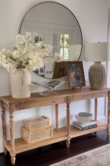 Entry way decor that’s perfect for spring or 

#LTKHome #LTKSeasonal #LTKStyleTip