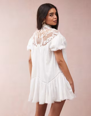 ASOS DESIGN - Robe courte avec manches bouffantes et détail en dentelle - Blanc | ASOS (Global)
