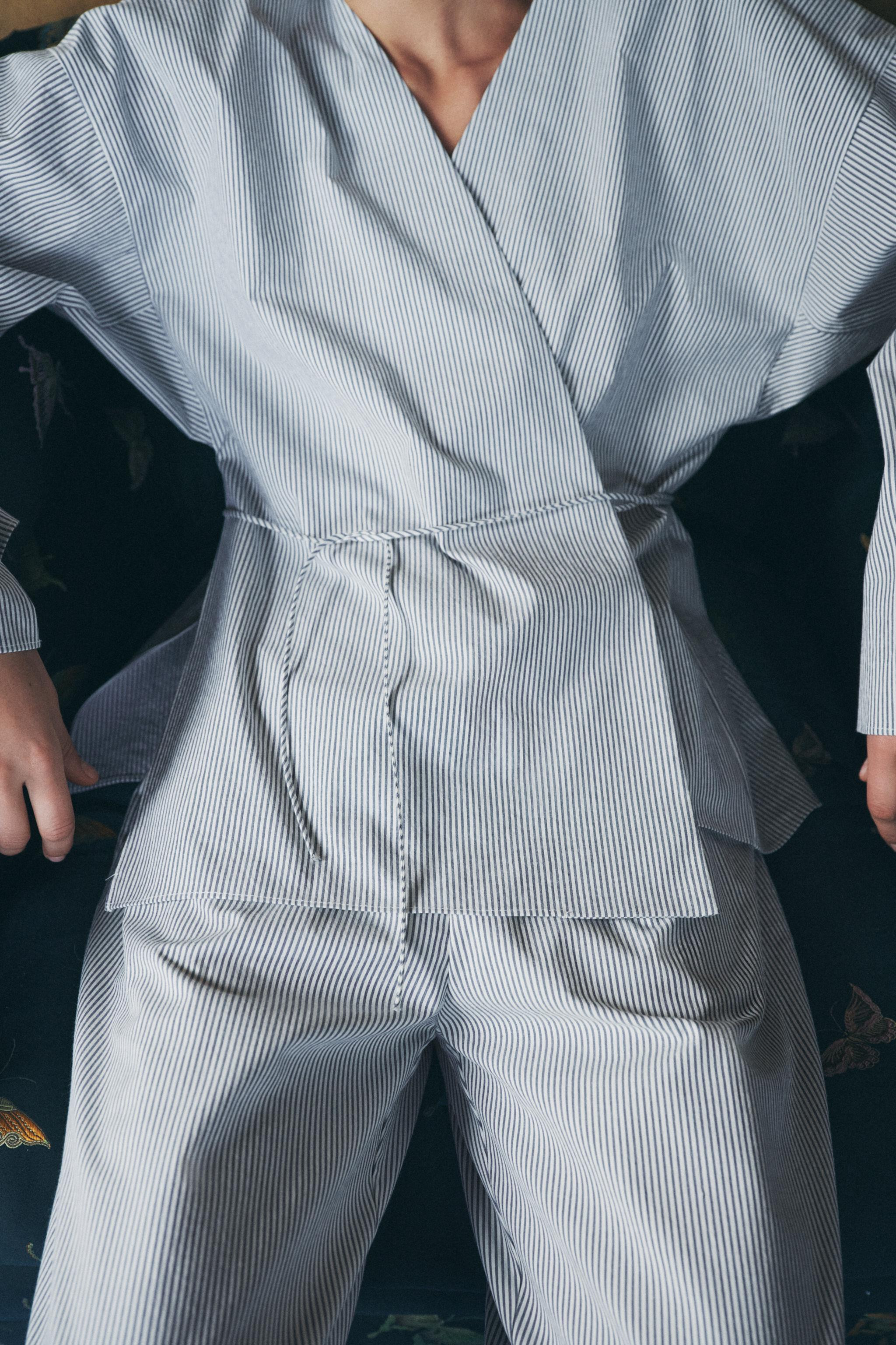 Kimono-style shirt made of cotton yarn. Adjustable wrap V-neck with self-tie fastening at the sid... | Zara UK