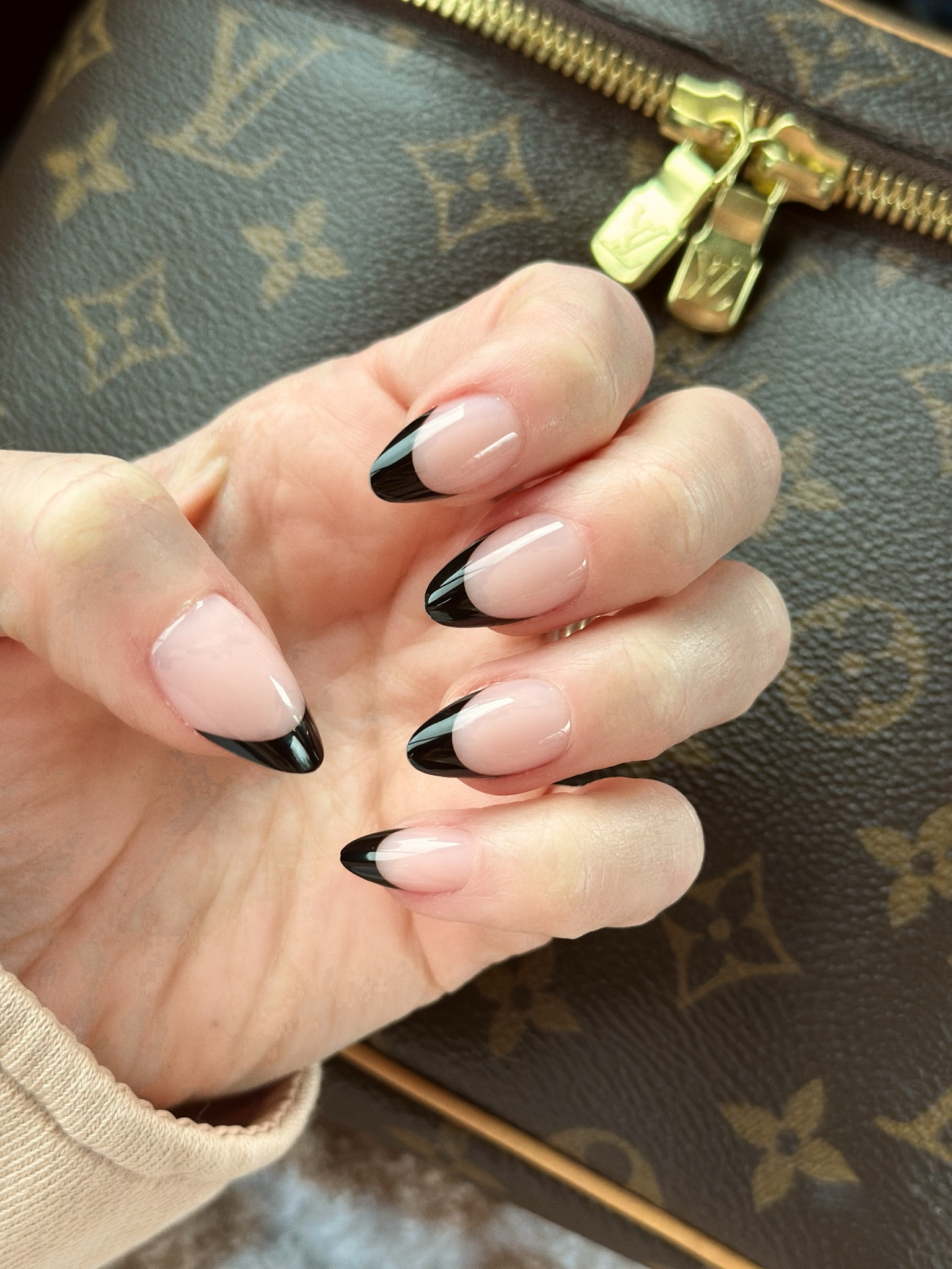 Loving these diy nails. 💅🏻 affordable, easy to apply, so many designs, and can last up to two weeks (Sometimes more!) 
Here are some tips:
-I always use the glue that comes with the kit
- cut and file down nails pretty short & push cuticles back 
- use a nail file to buff the surface of the entire nail
- wipe nail with alcohol pad included in kit
-apply glue to your nail and the back of fake nail
-when putting the nail on, don’t apply too much pressure (that will push all the glue out the sides and creates air bubbles)