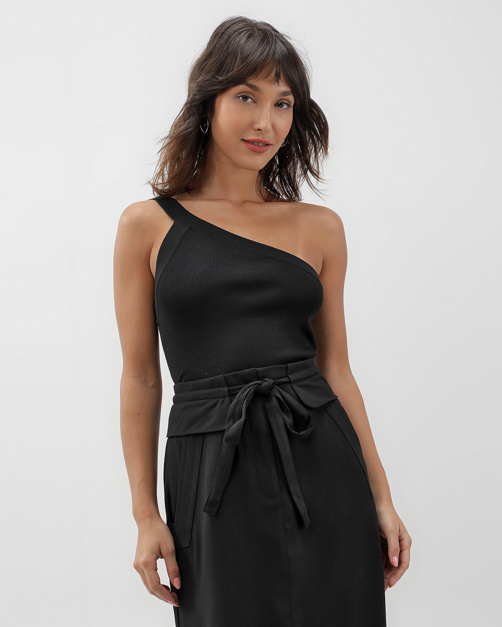 Blusa feminina um ombro só canelada preta | AK by Riachuelo | Riachuelo (BR)