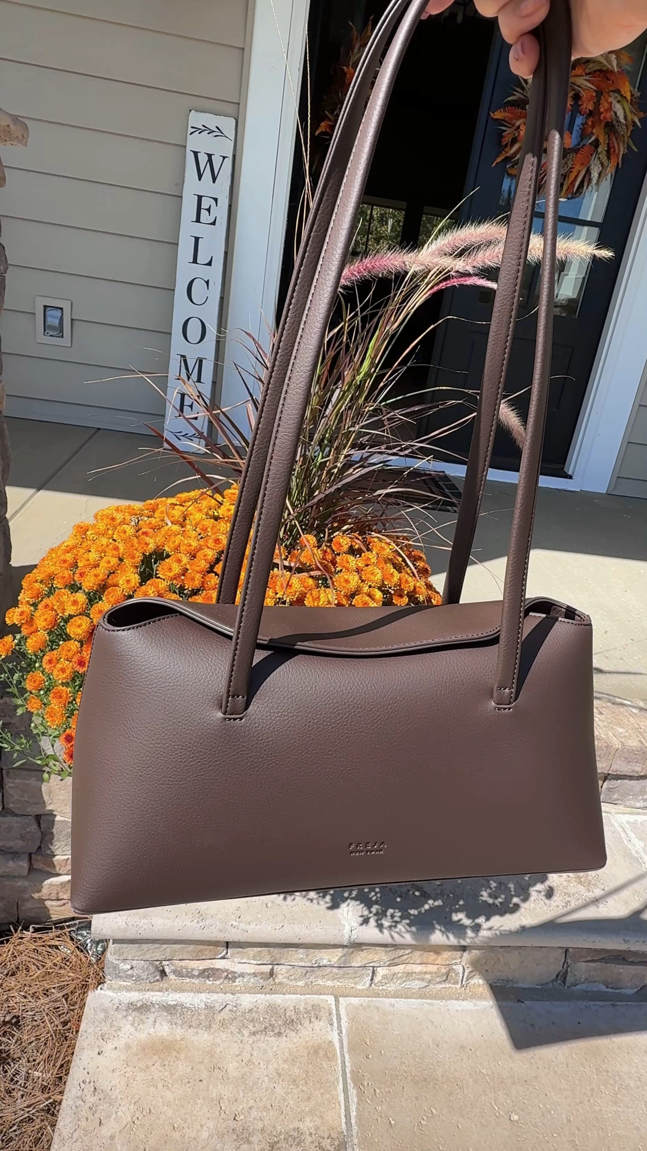 The perfect bag for Fall 🍁 Freja New York Chrystie bag in "Espresso", a gorgeous chocolate brown! 🤎 @frejanyc #frejanyc #chocolatebrown  

 