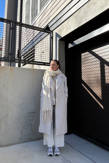 Monochrome winter outfit 
H&M coat & sweater
Zara wide leg denim 
New balance 530 
Free people chunky scarf 