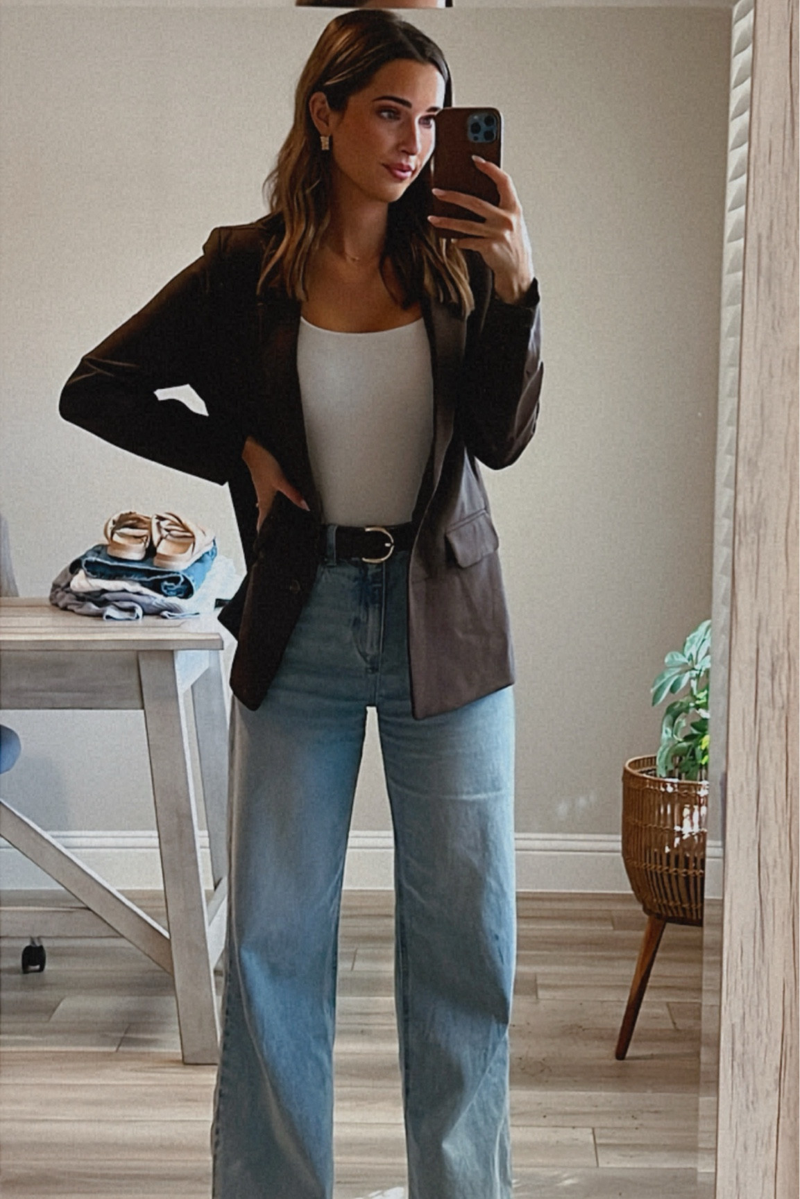 Anotha day anotha work fit 🤎 Love the fit of this blazer and these jeans are so comfy. 