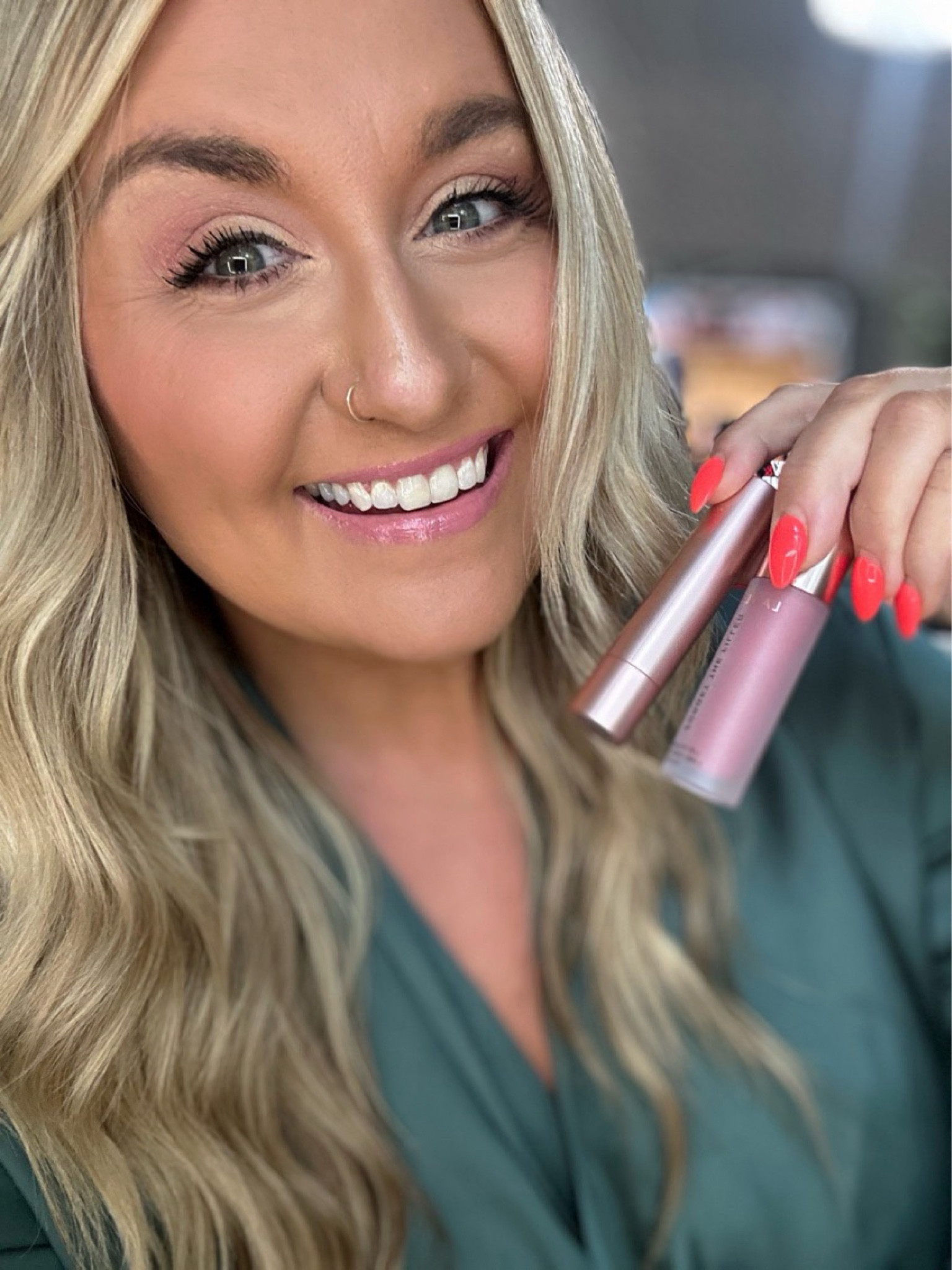 Lip balm in shade Cupid
Lip gloss in shade Velvett