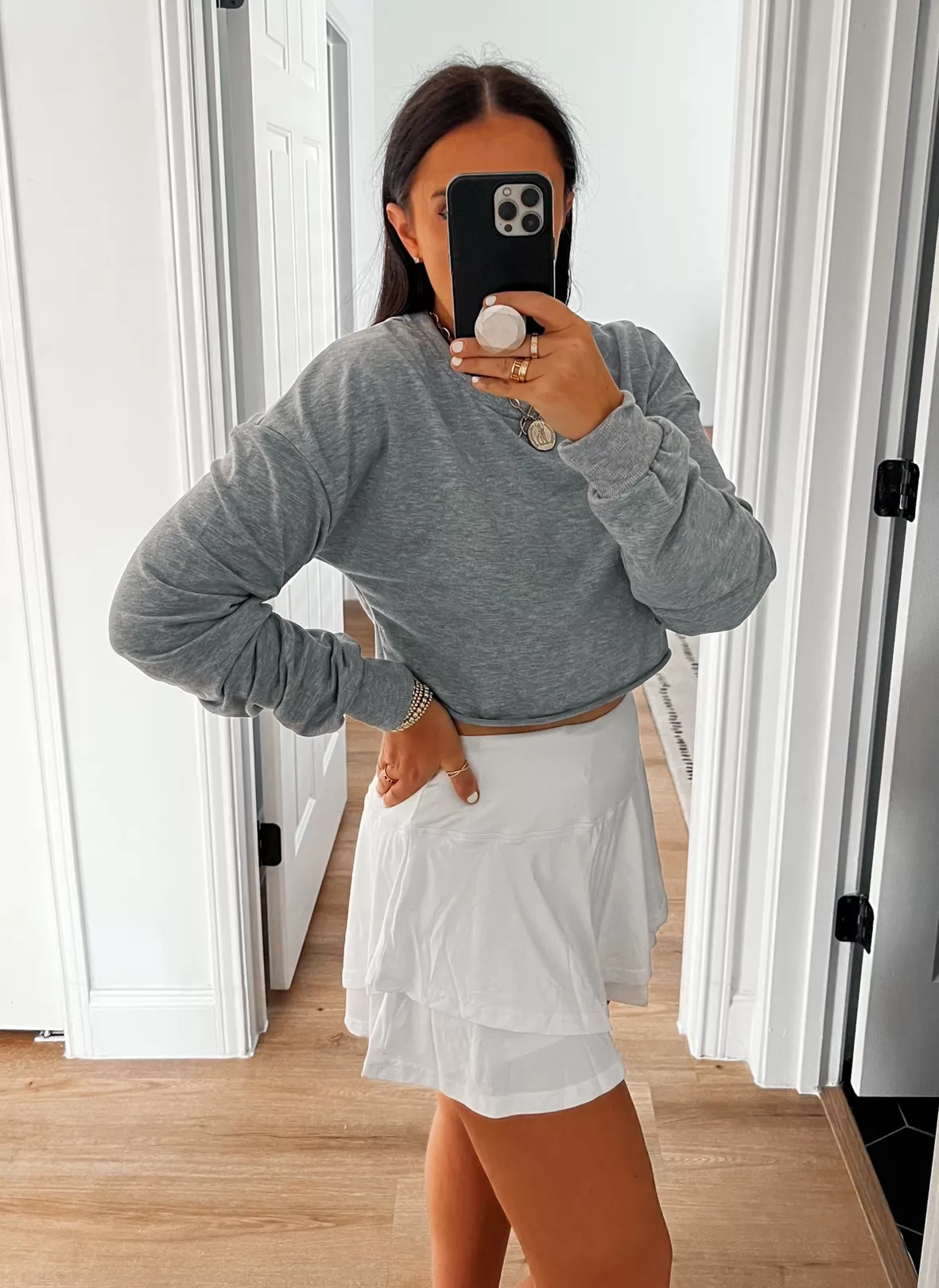 Varsity tennis miniskirt in white - Alo Yoga