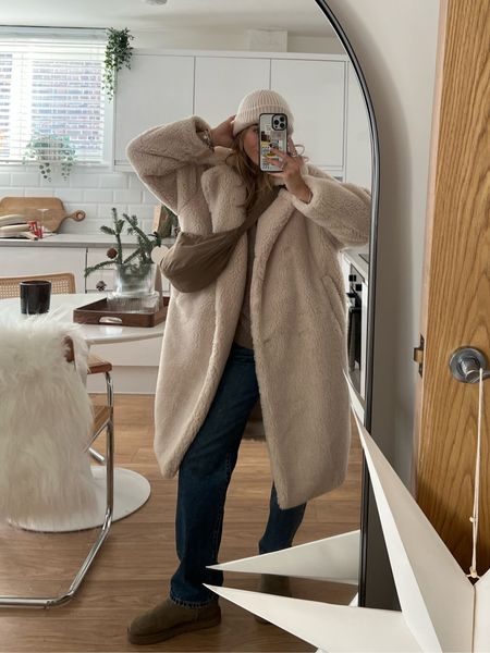 This teddy coat is the perfect coat for these cold winter days! Teamed here with this arket mohair jumper and Levi’s 501 90s jeans! Finished with an Uniqlo bag and ultra mini Uggs 

Coat - size small
Jumper - size small
Jeans - w24 L30 



#LTKSeasonal #LTKstyletip #LTKeurope