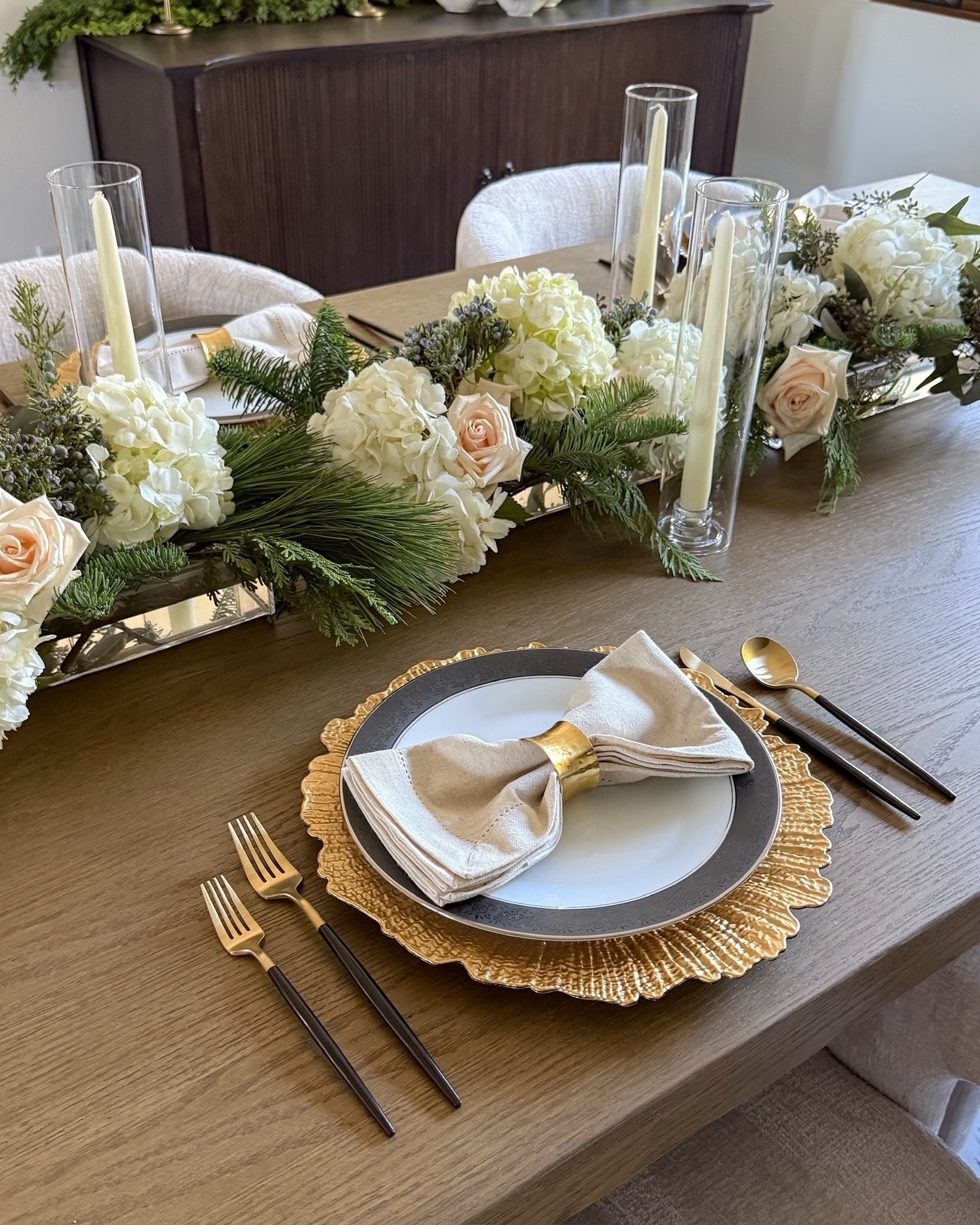 Proof that you don’t need a big budget to create a luxe Christmas tablescape ✨🎄 Setting a dreamy Christmas table all with Amazon.

#LTKHoliday #LTKHome #LTKFindsUnder50