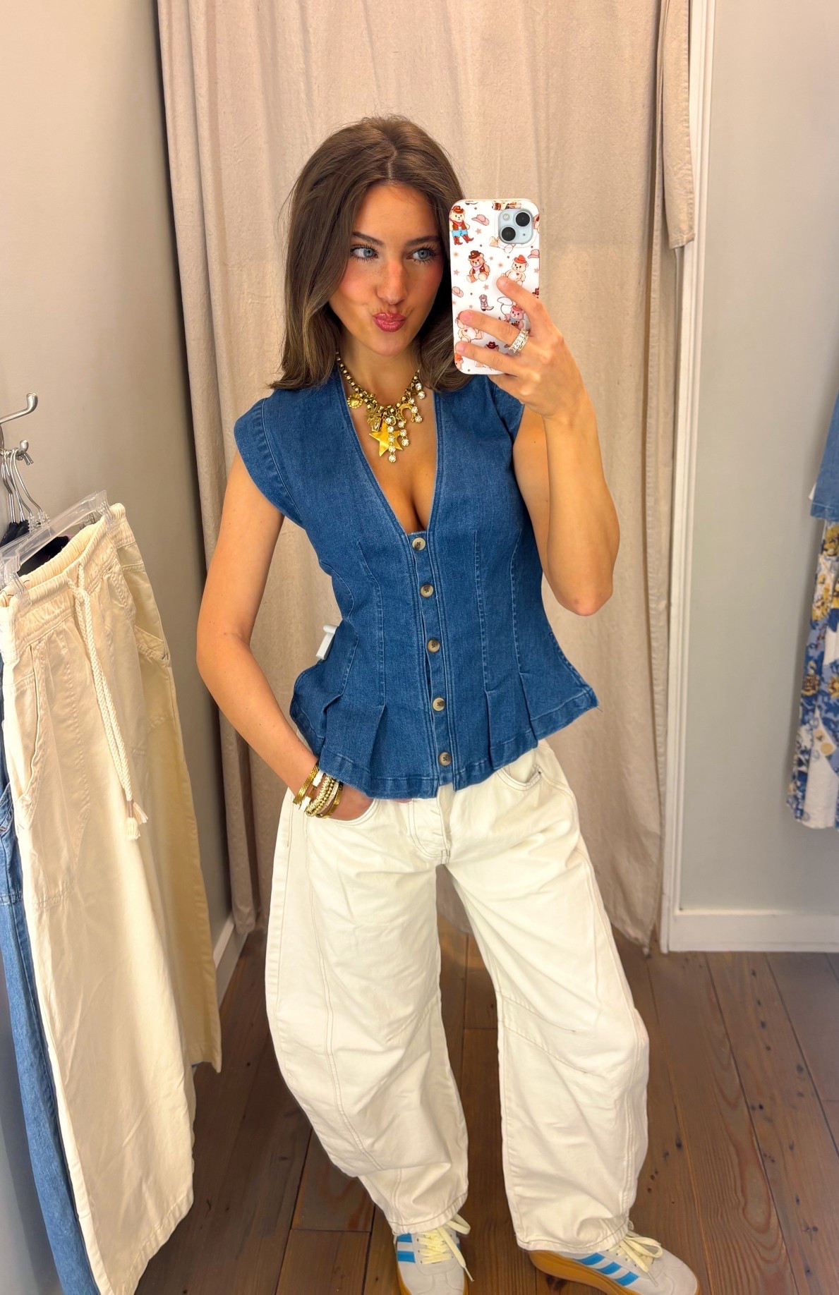 Free people ootd! 
I’m 5’2 wearing an XS in the top and a 24 in the jeans 