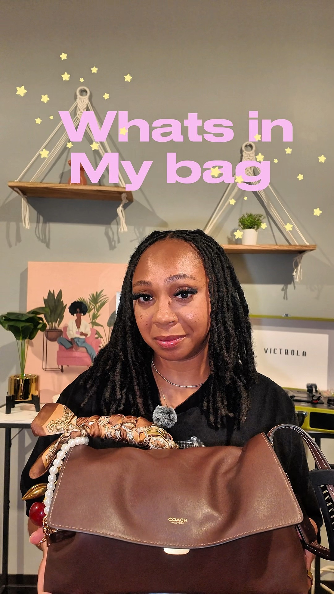 Everything I carry in my bag! 
#whatsinmybag #coach #chelsea30