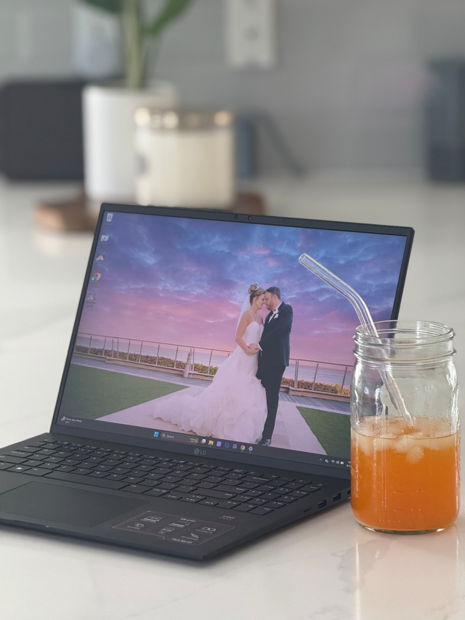 The lightest PC laptop ever! The gram by LG