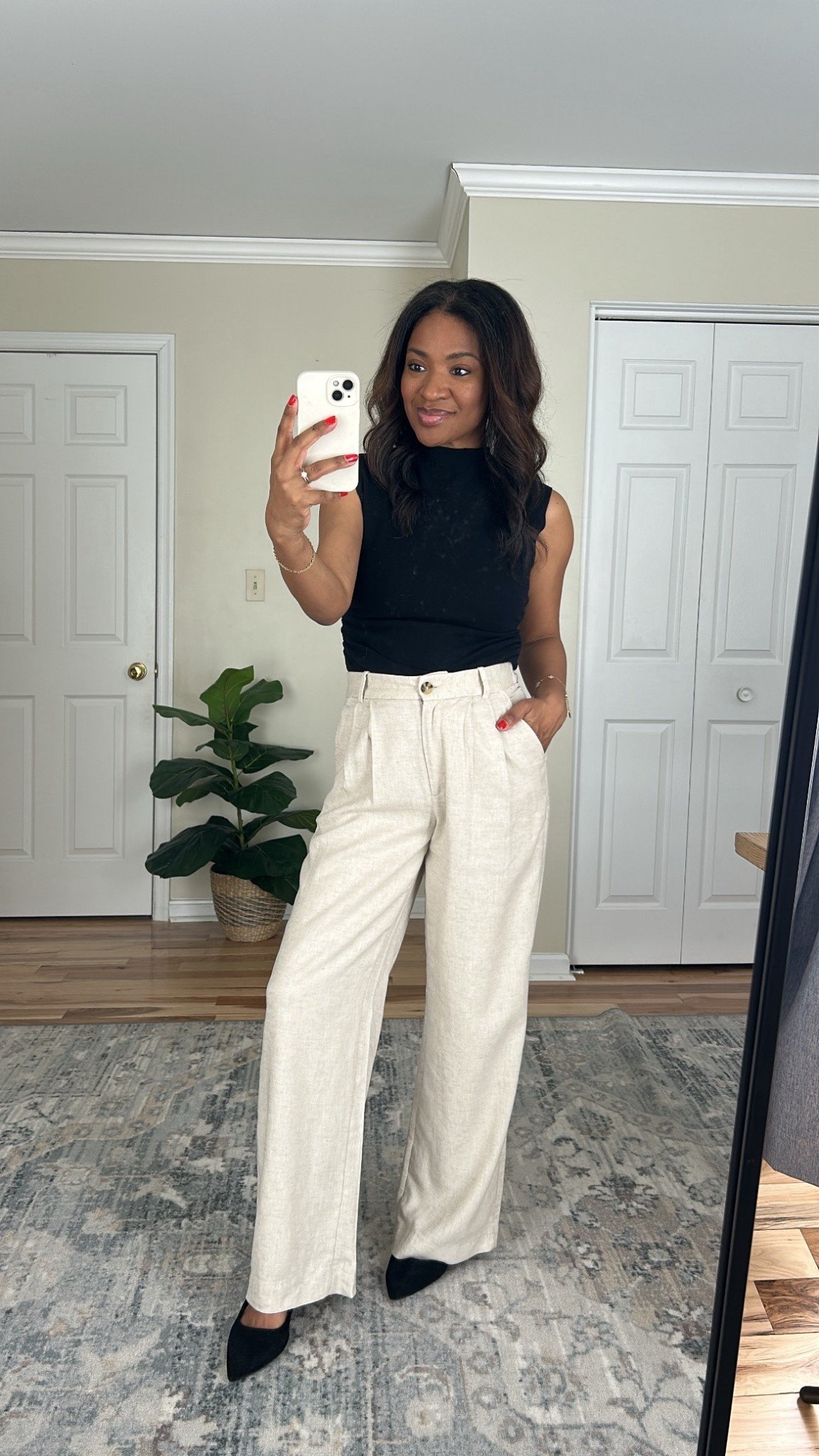 Wearing a size 27 regular in the linen pants. There is mild shrinking on the length that happens after the first wash due to the natural linen fibers. Wash on delicate cycle and line dry and steam iron. Otherwise I love the fit of these and they are lined. #abercrombiepartner @abercrombie 

#LTKSpringSale #LTKOver40 #LTKootd