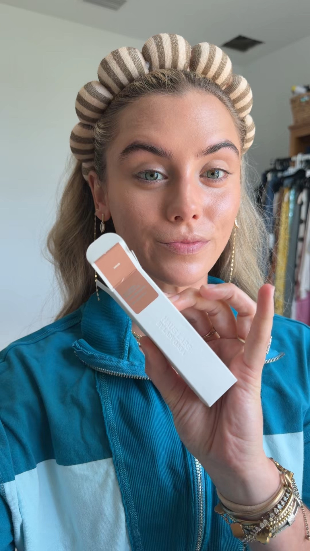 Haus labs shade sand. This waterless formula hydrates and strengthens the skin barrier while it wears. It's waterproof, sweat-proof and humidity-proof, wearing evenly for up to 12 hours. Formulated with Fermented Arnica, Wakame Extract, Coastal Succulent Extract and Hyaluronic Filling Spheres for a smooth, healthy-looking glow.