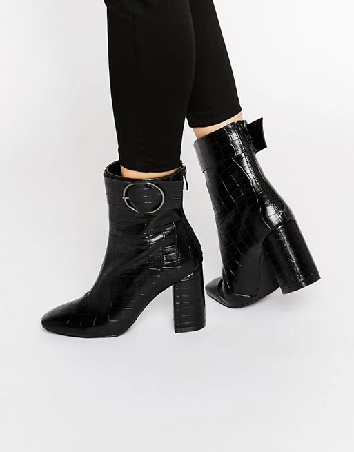 Public Desire – Kim – Ankle-Boots in Kroko-Optik mit Absatz und Ringschnalle | Asos DE