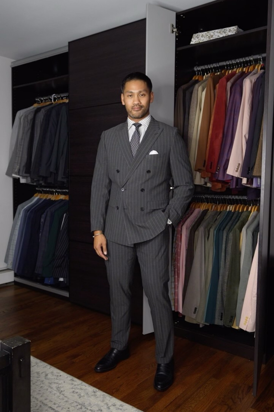 You had me at hello 😍
MTO from suitshop continues to prove itself as an absolute WINNER! Here is their charcoal grey pinstripe suit with mixed in patterns of stripes and florals

Best believe I’ll be looking to get double breasted suits for as long as I shall live 🤝

MTO Suit @suitshopofficial 
Shirt @propercloth 
Tie @wearlapelpins 
Watch @tissot_official 
Bracelet @davidyurmanmen 
Shoes @colehaan