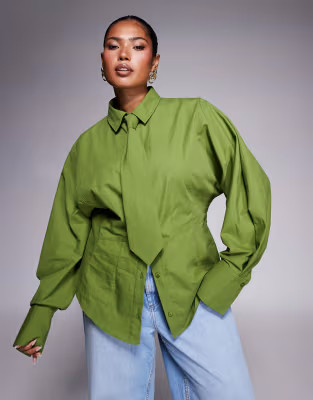 ASOS DESIGN Curve – Taillierte Hemdbluse in Olivgrün mit Krawatten-Detail | ASOS | ASOS (Global)
