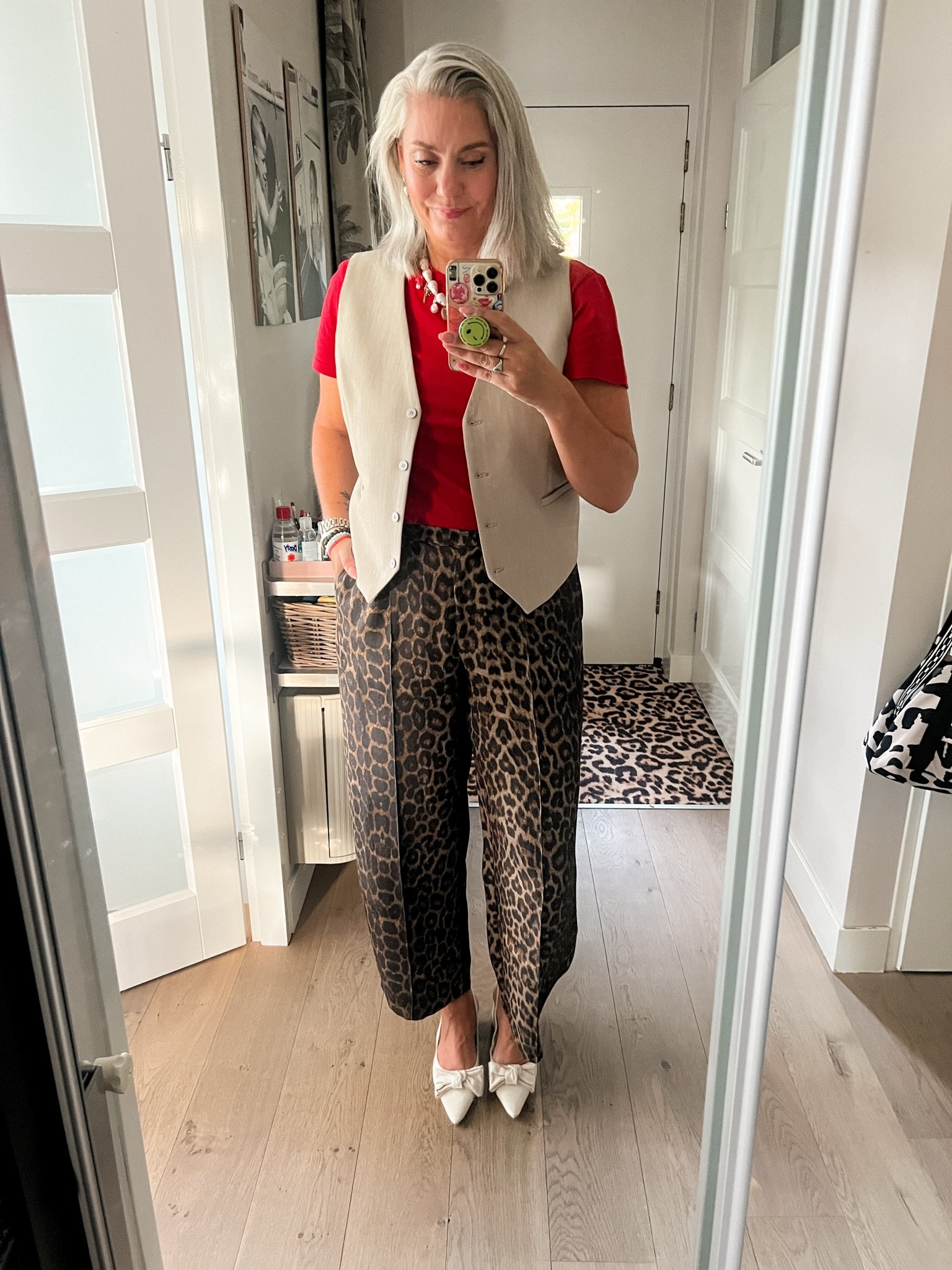 OOTD - Maandag. Een rood Fred Perry t-shirt (kringloop) met daarover een beige gilet (Norah, oud), op een barrel fit broek met luipaard print (40) en linnen look hakjes met strik. Parel bedelketting.

#LTKnederlands #LTKworkwear #LTKeurope