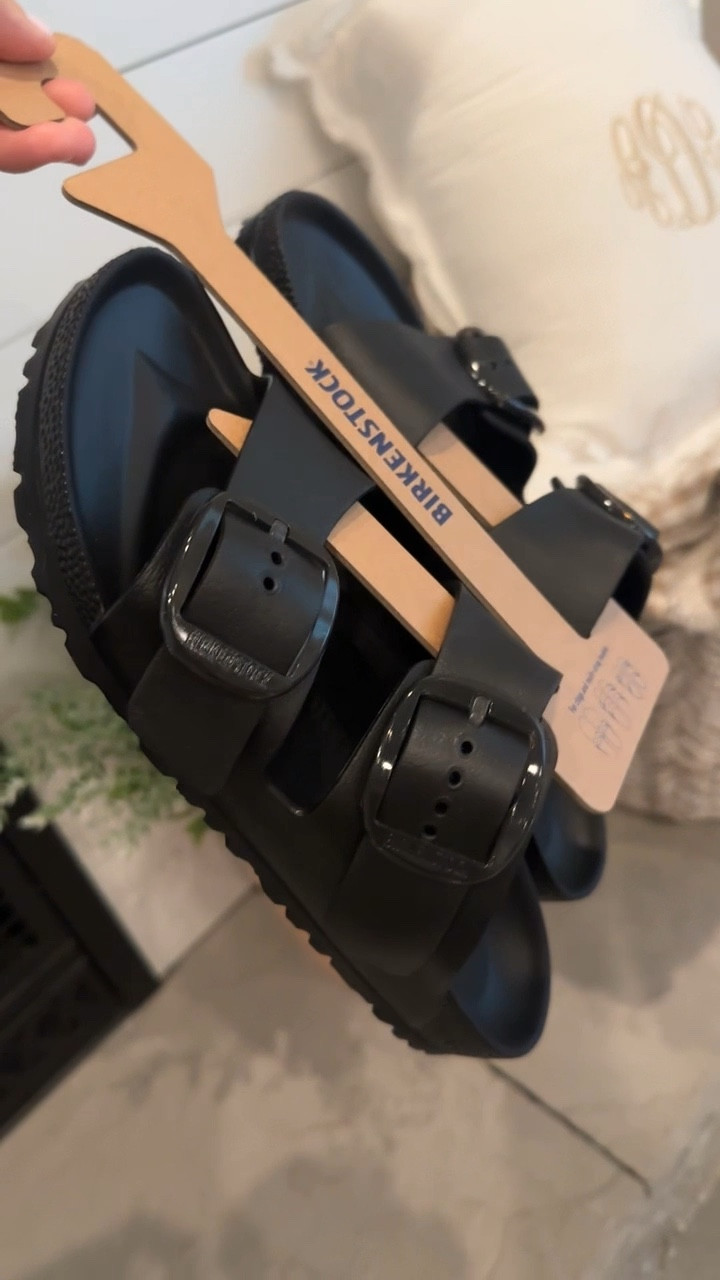 Love the new big buckle Eva’s!! 😍🖤

#LTKSeasonal #LTKootd #LTKmomlife