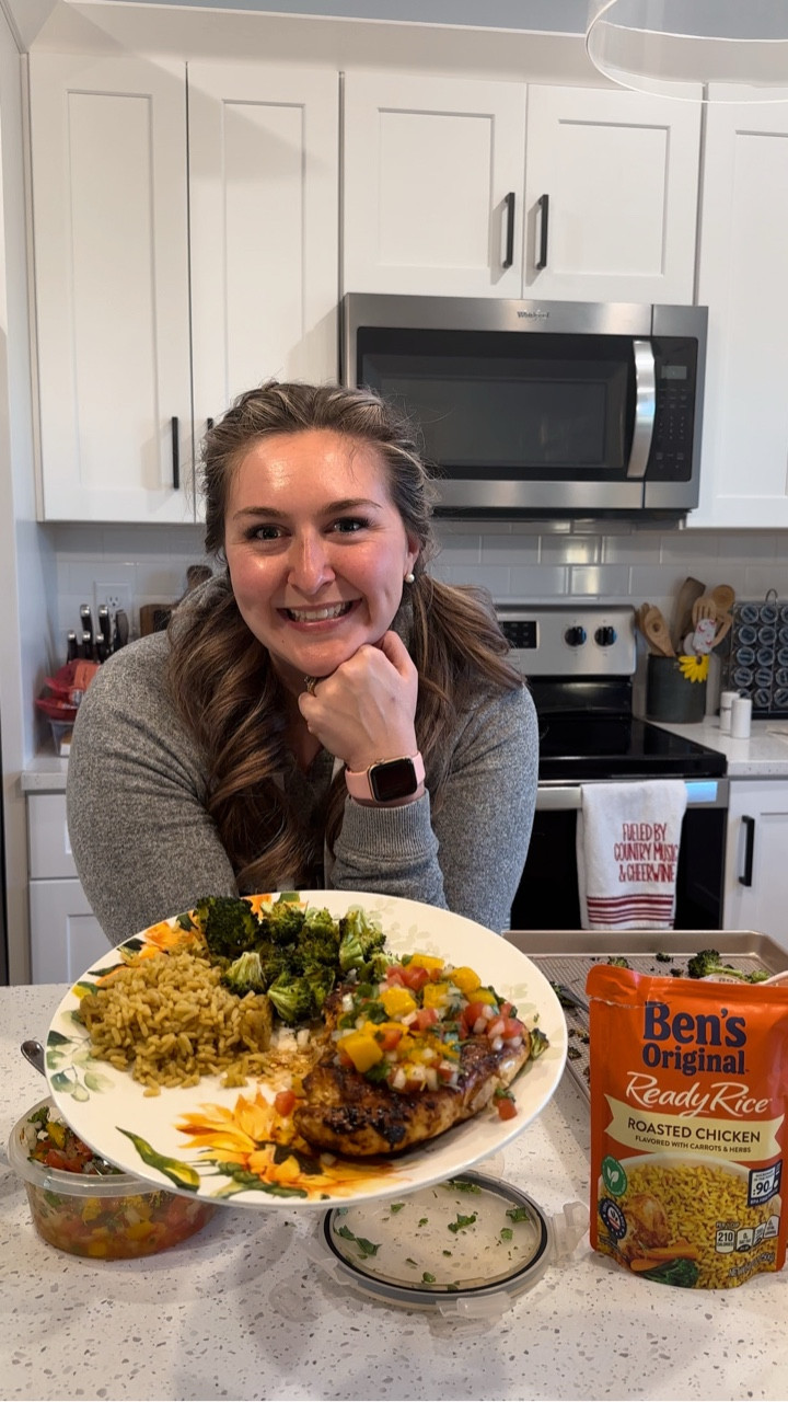 Inspiration for this one comes from one of my favorite restaurant dishes…Mango Chile Chicken!

This is a favorite from @chilis! I made it a little different when it comes to the sides. I did some premade @bensoriginalusa rice and some veggies! Broccoli for me and green beans for Freeman! Mainly because he isn’t as big of a broccoli fan as me. 

This dish is so yummy! Anything with mango pico de gallo makes me happy 😋

#thearthurs #arthurfarmhouse #cookingwithsunshine #sunshinekitchen #homecook #homecooking #recipes
