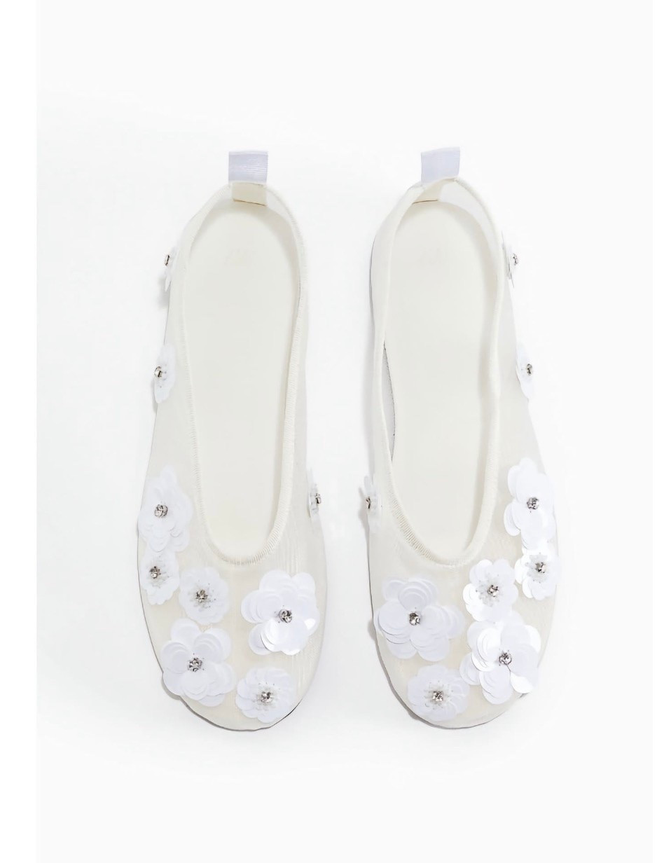 APPLIQUÉD MESH BALLET FLATS

Ballet flats in sheer mesh embellished with shiny floral appliqués. Rounded toes, narrow grosgrain binding at openings, and a small loop at back

#LTKSeasonal #LTKTravel #LTKWorkwear
