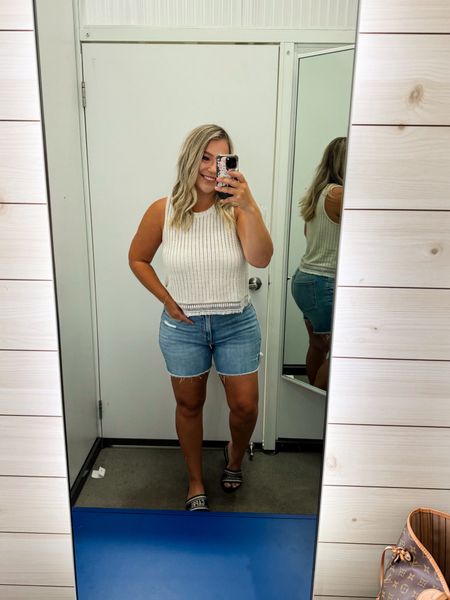 5 “ of shorts are back at old navy!!! 

Size up one in these if curvy!!


Old navy
Old navy finds
Old navy style
Old navy try on 
Denim shorts
Midsize style 
Midsize fashion
Midsize outfits
Summer outfits
Vacation outfits 



#LTKSeasonal #LTKmidsize #LTKfindsunder50