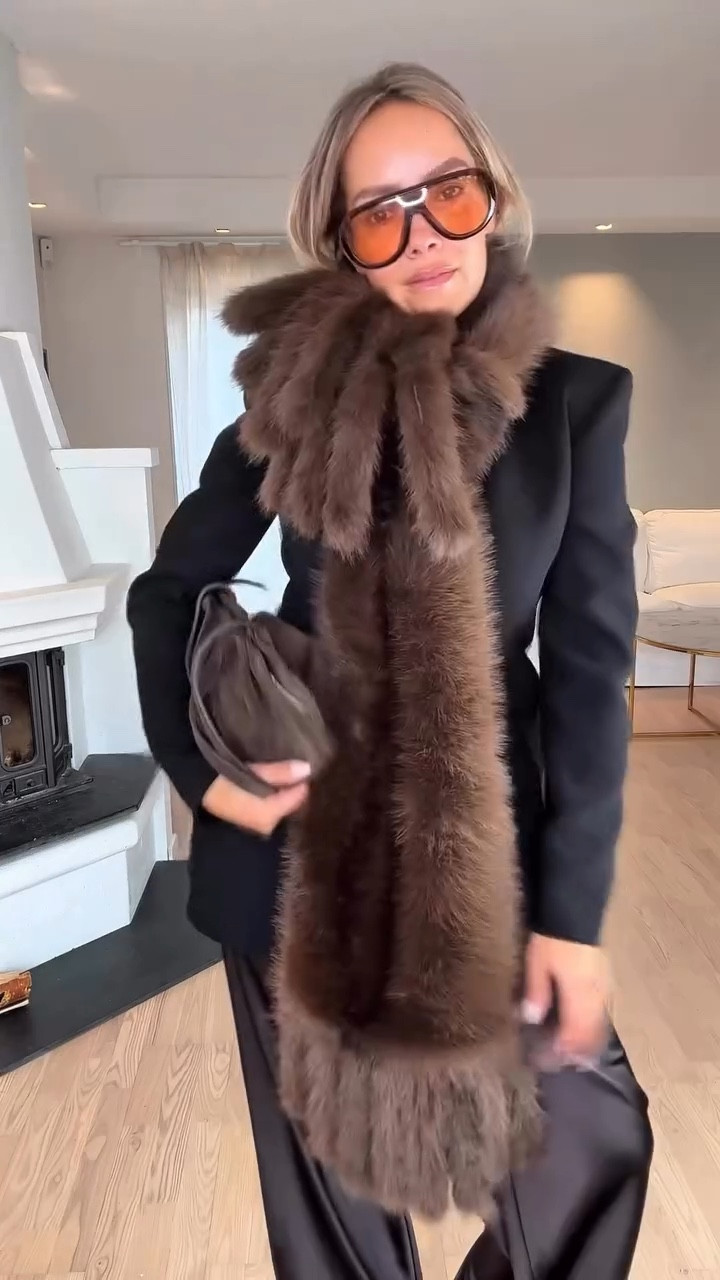 Re styling The Fur Stole for you this week because there’s more ways than one to wear it 🤎🖤

Save  this for you’re winter inspo 📌

🖇️ to receive the details for my outfits make Shure you’re following me and Comment- Winter 

Fur skarf• faux fur • fur stole • winteroutfit • cinched blazer