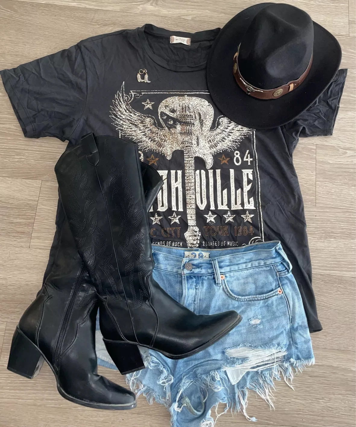 high waisted jeans outfit with cowboy boots and black turtleneck  Country  style outfits, Cowboy boot outfits, High waisted jeans outfit